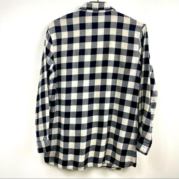 Forever 21 plaid Long sleeve small button down black and white. - Picture 2 of 3
